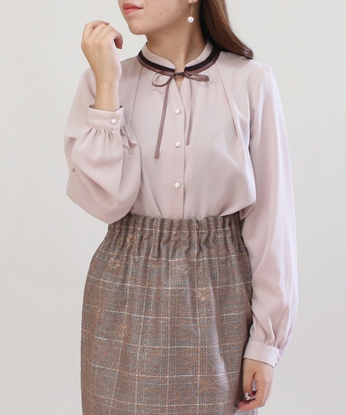 ASTORIA ODIER（アストリアオディール）の「グログランリボン配色ブラウス（シャツ/ブラウス・レディース・ホワイト/ピンクベージュ/ベージュ/ブラウン・MEDIUM/SMALL/LARGE）」の4枚目の写真