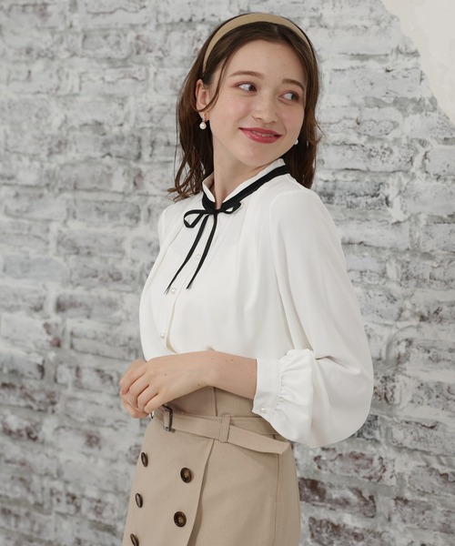 ASTORIA ODIER（アストリアオディール）の「グログランリボン配色ブラウス（シャツ/ブラウス・レディース・ホワイト/ピンクベージュ/ベージュ/ブラウン・MEDIUM/SMALL/LARGE）」の2枚目の写真