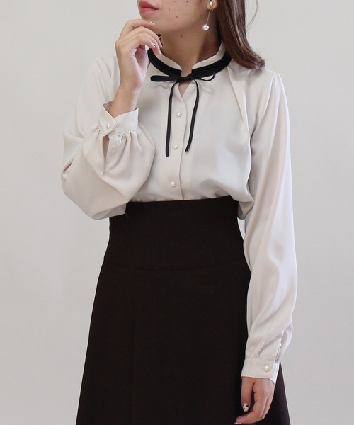 ASTORIA ODIER（アストリアオディール）の「グログランリボン配色ブラウス（シャツ/ブラウス・レディース・ホワイト/ピンクベージュ/ベージュ/ブラウン・MEDIUM/SMALL/LARGE）」の18枚目の写真