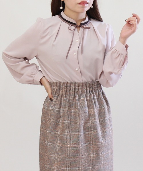 ASTORIA ODIER（アストリアオディール）の「グログランリボン配色ブラウス（シャツ/ブラウス・レディース・ホワイト/ピンクベージュ/ベージュ/ブラウン・MEDIUM/SMALL/LARGE）」の19枚目の写真