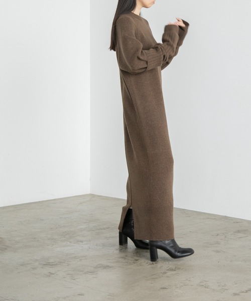 yuw（ユウ）の「アームウォーマーツキニットワンピース　294800（ワンピース・レディース・ブラウン/ブラック/ブルー・FREE）」の2枚目の写真