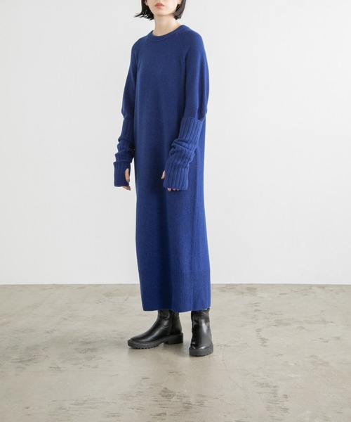 yuw（ユウ）の「アームウォーマーツキニットワンピース　294800（ワンピース・レディース・ブラウン/ブラック/ブルー・FREE）」の3枚目の写真