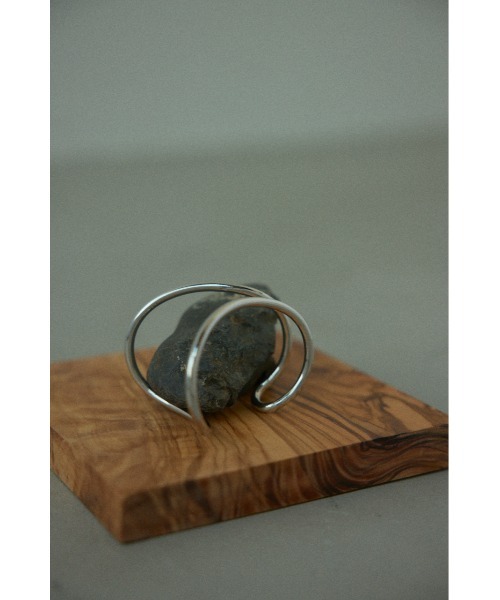 BLACK BY MOUSSY(ブラックバイマウジー)の「carving bangle(カービングバングル)(バングル/リストバンド・レディース・シルバー/ゴールド・FREE)」の2枚目の写真