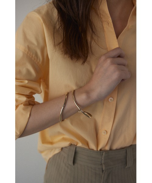 BLACK BY MOUSSY(ブラックバイマウジー)の「carving bangle(カービングバングル)(バングル/リストバンド・レディース・シルバー/ゴールド・FREE)」の3枚目の写真