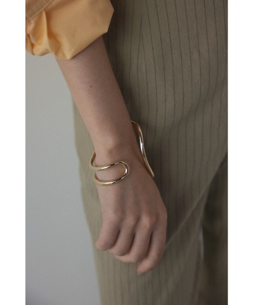 BLACK BY MOUSSY(ブラックバイマウジー)の「carving bangle(カービングバングル)(バングル/リストバンド・レディース・シルバー/ゴールド・FREE)」の4枚目の写真