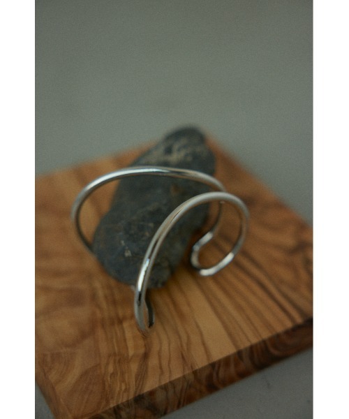 BLACK BY MOUSSY(ブラックバイマウジー)の「carving bangle(カービングバングル)(バングル/リストバンド・レディース・シルバー/ゴールド・FREE)」の8枚目の写真