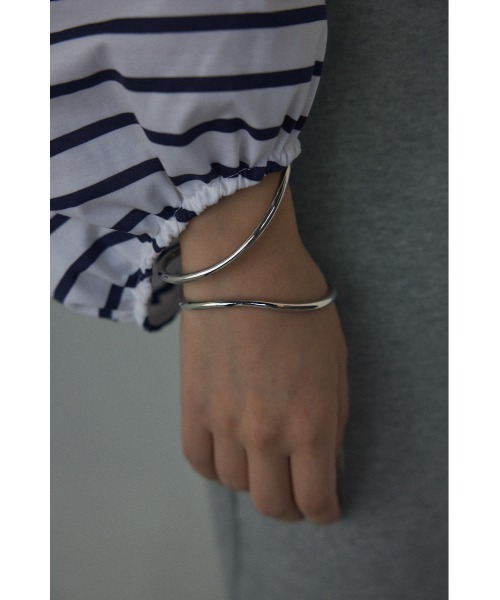 BLACK BY MOUSSY(ブラックバイマウジー)の「carving bangle(カービングバングル)(バングル/リストバンド・レディース・シルバー/ゴールド・FREE)」の9枚目の写真