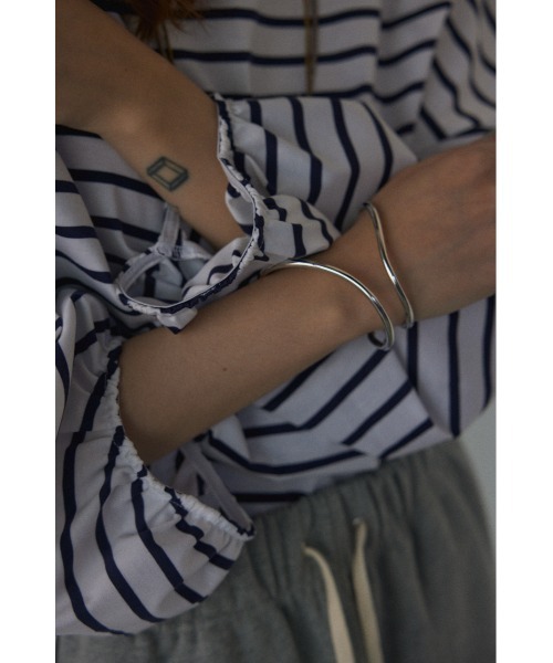 BLACK BY MOUSSY(ブラックバイマウジー)の「carving bangle(カービングバングル)(バングル/リストバンド・レディース・シルバー/ゴールド・FREE)」の10枚目の写真