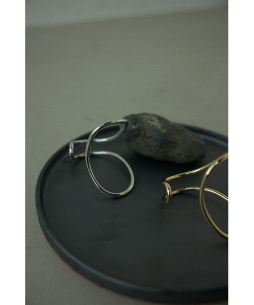 BLACK BY MOUSSY(ブラックバイマウジー)の「carving bangle(カービングバングル)(バングル/リストバンド・レディース・シルバー/ゴールド・FREE)」の5枚目の写真