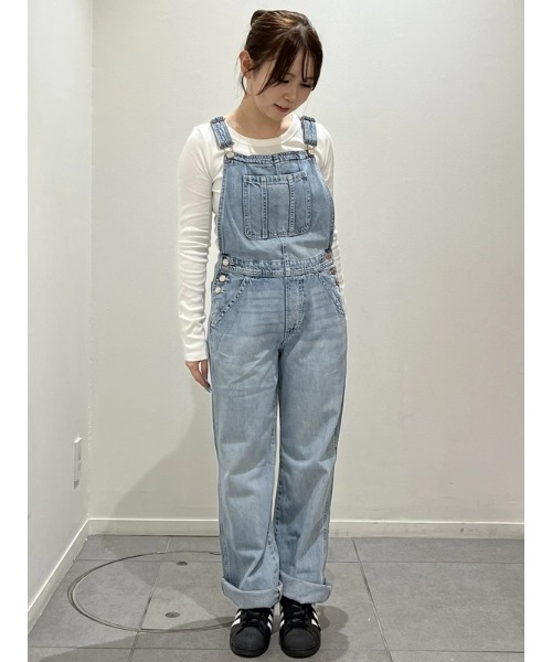 GAP（ギャップ）の「ウォッシュウェル デニムオーバーオール (キッズ)（サロペット/オーバーオール・キッズ・ライトインディゴブルー・130cm/140cm/110cm/160cm/150cm/120cm）」の4枚目の写真