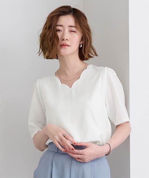 UR'S（ユアーズ）の「Vネックスカラップタックスリーブトップス（Tシャツ/カットソー・レディース・ホワイト/ブラック/ブラック系その他・S/M/L）」の2枚目の写真