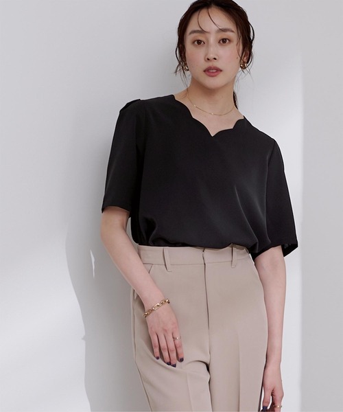 UR'S（ユアーズ）の「Vネックスカラップタックスリーブトップス（Tシャツ/カットソー・レディース・ホワイト/ブラック/ブラック系その他・S/M/L）」の3枚目の写真