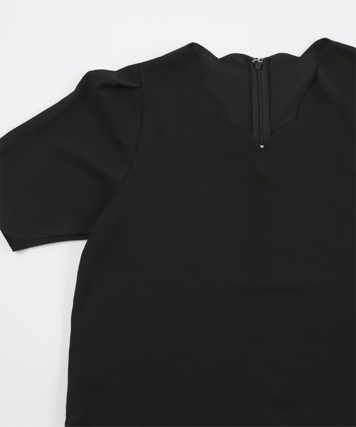 UR'S（ユアーズ）の「Vネックスカラップタックスリーブトップス（Tシャツ/カットソー・レディース・ホワイト/ブラック/ブラック系その他・S/M/L）」の11枚目の写真