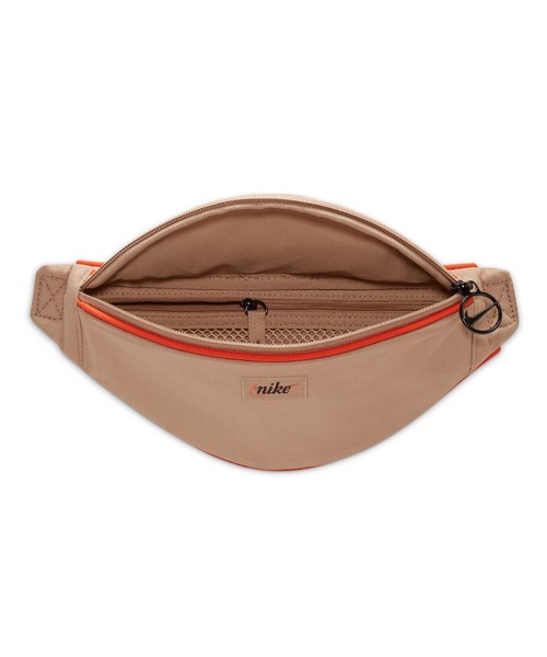 NIKE(ナイキ)の「NIKE HERITAGE RETRO FANNY PAC DR6266-200(ボディバッグ/ウエストポーチ・メンズ・ベージュ・ONE SIZE)」の4枚目の写真