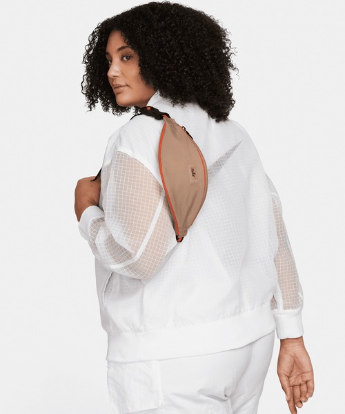 NIKE(ナイキ)の「NIKE HERITAGE RETRO FANNY PAC DR6266-200(ボディバッグ/ウエストポーチ・メンズ・ベージュ・ONE SIZE)」の8枚目の写真