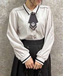 ライン使いタイ付ブラウス