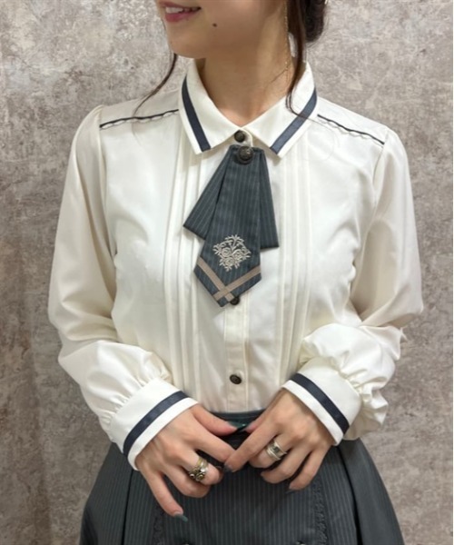 axes femme(アクシーズファム)の「ライン使いタイ付ブラウス(シャツ/ブラウス・レディース・ホワイト/グレー/ベージュ・LARGE/MEDIUM)」の2枚目の写真