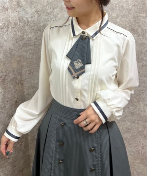 axes femme(アクシーズファム)の「ライン使いタイ付ブラウス(シャツ/ブラウス・レディース・ホワイト/グレー/ベージュ・LARGE/MEDIUM)」の4枚目の写真