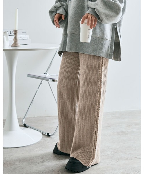 kirakiraShop（キラキラショップ）の「[低身長向けサイズあり] トレンドの長め丈で垢抜ける。サイド フリンジ ニット パンツ（その他パンツ・レディース・ブラック/ベージュ/オフホワイト/ブラウン/杢グレー/チャコール/ブルー系・FREE/FS）」の16枚目の写真