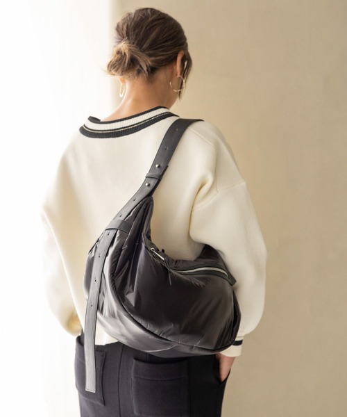 HEREIAM(ヘレイアム)の「【HEREIAM】パディングショルダーBAG(ショルダーバッグ・レディース・ブラック/ナチュラル/ベビーピンク・FREE)」の4枚目の写真