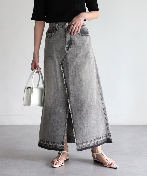 Riberry(リベリー)の「デニムスリットフリンジロングスカート(スカート・レディース・ブラック/ブルー/グレー・MEDIUM)」の2枚目の写真