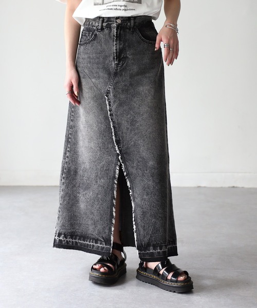 Riberry(リベリー)の「デニムスリットフリンジロングスカート(スカート・レディース・ブラック/ブルー/グレー・MEDIUM)」の1枚目の写真