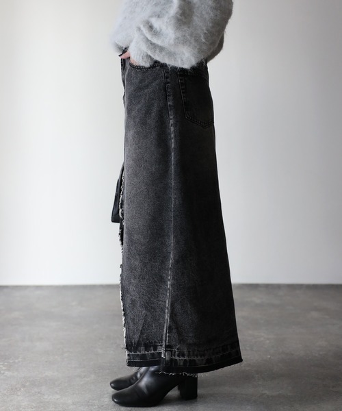 Riberry(リベリー)の「デニムスリットフリンジロングスカート(スカート・レディース・ブラック/ブルー/グレー・MEDIUM)」の6枚目の写真