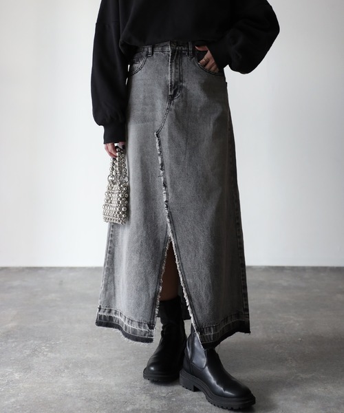 Riberry(リベリー)の「デニムスリットフリンジロングスカート(スカート・レディース・ブラック/ブルー/グレー・MEDIUM)」の5枚目の写真