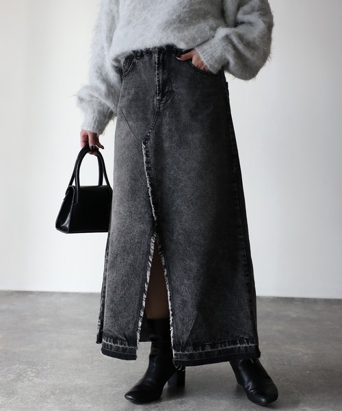 Riberry(リベリー)の「デニムスリットフリンジロングスカート(スカート・レディース・ブラック/ブルー/グレー・MEDIUM)」の4枚目の写真