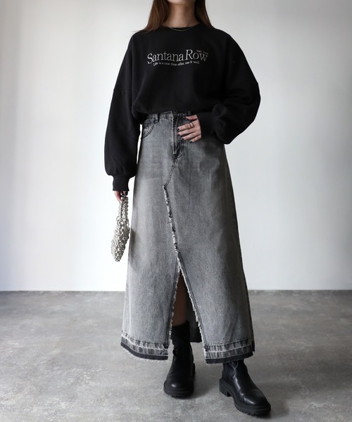 Riberry(リベリー)の「デニムスリットフリンジロングスカート(スカート・レディース・ブラック/ブルー/グレー・MEDIUM)」の13枚目の写真