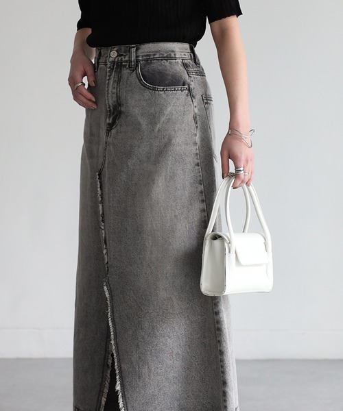 Riberry(リベリー)の「デニムスリットフリンジロングスカート(スカート・レディース・ブラック/ブルー/グレー・MEDIUM)」の21枚目の写真