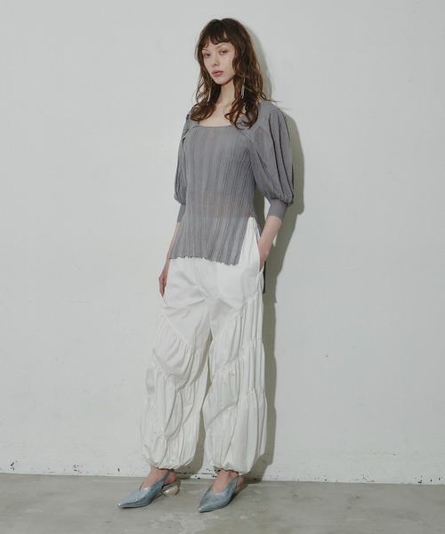 J1U by LA BELLE ETUDE(ジユウバイラベルエチュード)の「パフスリーブシアーニット(Tシャツ/カットソー・レディース・ブラック/グレー/ブルー/ホワイト/レッド・FREE)」の14枚目の写真