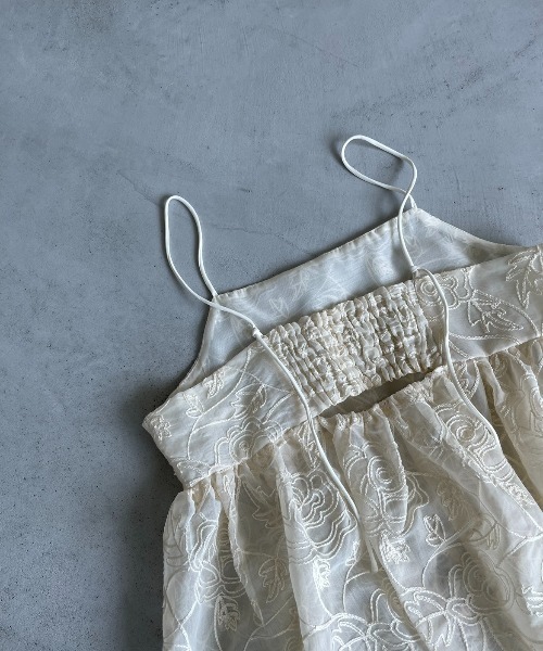 AIC.(エーアイシー)の「シアーフラワー刺繍キャミソール(キャミソール・レディース・ブラック/アイボリー・FREE)」の4枚目の写真