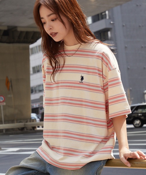 U.S. POLO ASSN.(ユーエスポロアッスン)の「U.S. POLO ASSN. /ユーエスポロアッスン 別注 ワンポイント刺繍 オーバーサイズマルチボーダーTシャツ(Tシャツ/カットソー・レディース・ネイビー/チャコールグレー/ブラック/アイボリー/ホワイト系/ブラック系・FREE)」の3枚目の写真