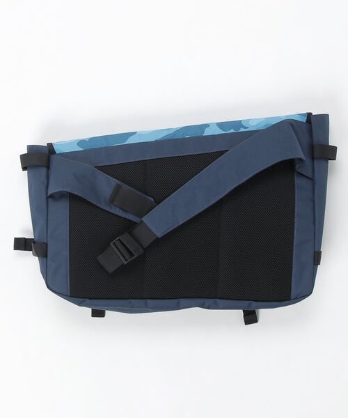 A BATHING APE（アベイシングエイプ）の「HONEYCOMB CAMO MESSENGER BAG M（メッセンジャーバッグ・メンズ・ブルー/グレー・FREE）」の3枚目の写真