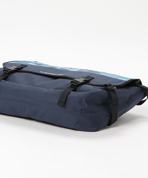 A BATHING APE（アベイシングエイプ）の「HONEYCOMB CAMO MESSENGER BAG M（メッセンジャーバッグ・メンズ・ブルー/グレー・FREE）」の4枚目の写真