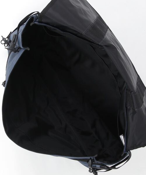 A BATHING APE（アベイシングエイプ）の「HONEYCOMB CAMO MESSENGER BAG M（メッセンジャーバッグ・メンズ・ブルー/グレー・FREE）」の5枚目の写真