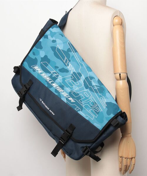 A BATHING APE（アベイシングエイプ）の「HONEYCOMB CAMO MESSENGER BAG M（メッセンジャーバッグ・メンズ・ブルー/グレー・FREE）」の6枚目の写真