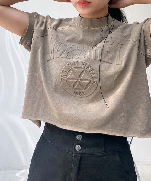 AS KNOW AS plus(アズノゥアズプラス)の「◎ピグメント加工・エンボス加工 ショート丈Tシャツ(Tシャツ/カットソー・レディース・チャコールグレー/アイボリー/レッド/カーキ/サックスブルー・FREE)」の1枚目の写真