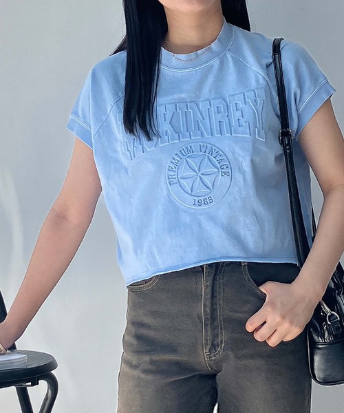 AS KNOW AS plus(アズノゥアズプラス)の「◎ピグメント加工・エンボス加工 ショート丈Tシャツ(Tシャツ/カットソー・レディース・チャコールグレー/アイボリー/レッド/カーキ/サックスブルー・FREE)」の4枚目の写真