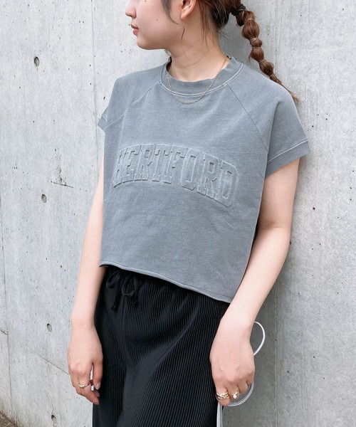 AS KNOW AS plus(アズノゥアズプラス)の「◎ピグメント加工・エンボス加工 ショート丈Tシャツ(Tシャツ/カットソー・レディース・チャコールグレー/アイボリー/レッド/カーキ/サックスブルー・FREE)」の3枚目の写真