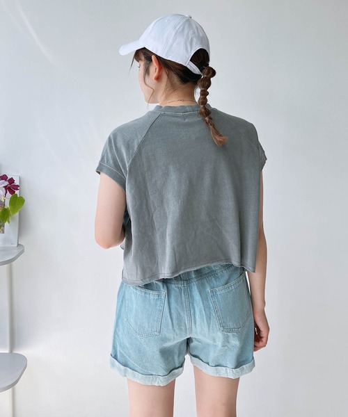 AS KNOW AS plus(アズノゥアズプラス)の「◎ピグメント加工・エンボス加工 ショート丈Tシャツ(Tシャツ/カットソー・レディース・チャコールグレー/アイボリー/レッド/カーキ/サックスブルー・FREE)」の6枚目の写真