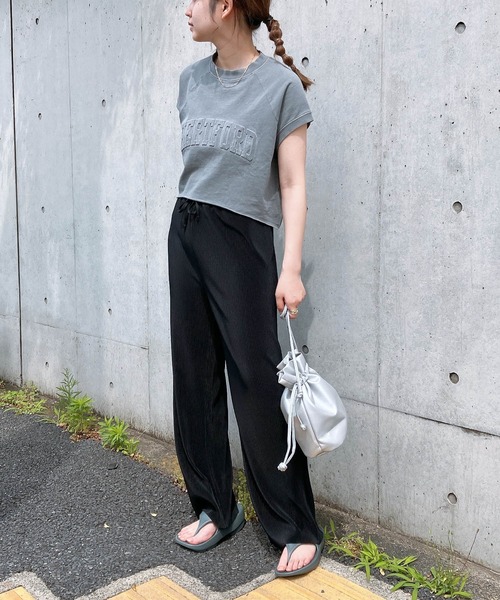AS KNOW AS plus(アズノゥアズプラス)の「◎ピグメント加工・エンボス加工 ショート丈Tシャツ(Tシャツ/カットソー・レディース・チャコールグレー/アイボリー/レッド/カーキ/サックスブルー・FREE)」の11枚目の写真