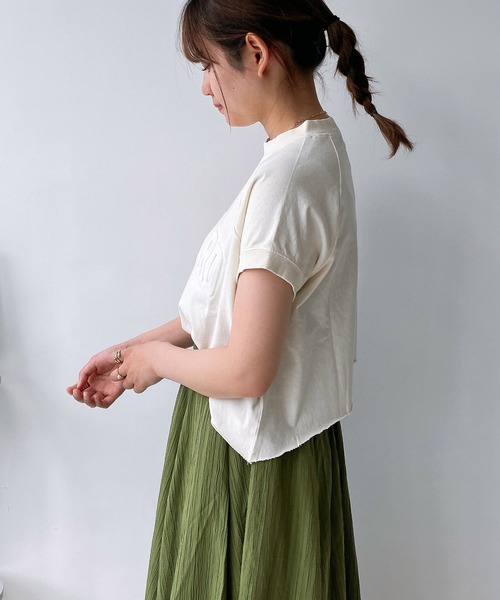 AS KNOW AS plus(アズノゥアズプラス)の「◎ピグメント加工・エンボス加工 ショート丈Tシャツ(Tシャツ/カットソー・レディース・チャコールグレー/アイボリー/レッド/カーキ/サックスブルー・FREE)」の16枚目の写真