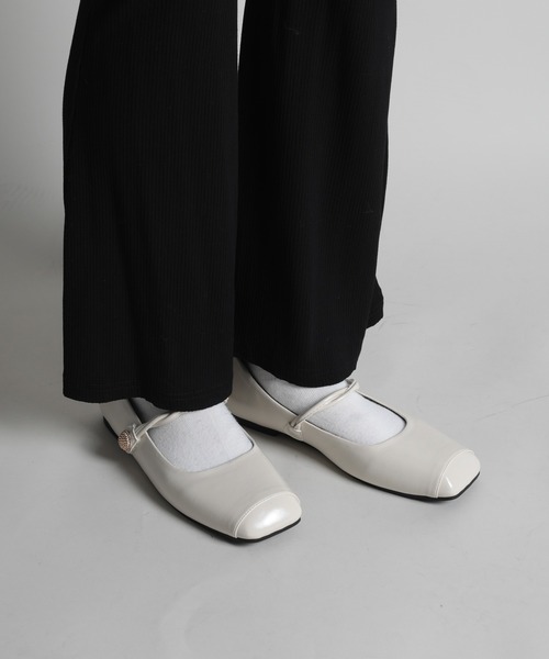 美品　スクエアクロシェストラップフラット スクエアトゥフラットパンプス／フェイクレザー／ストラップ付き