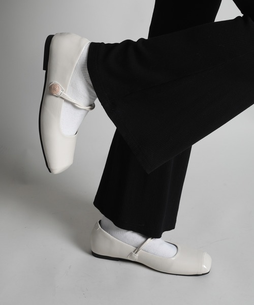 shoes365(シューズスリーシックスファイヴ)の「【shoes365】藤のようなデザインのストラップスクエアトゥフラットシューズ(その他シューズ・レディース・ブラック/オフホワイト/ブラウン・24.5cm/24.0cm/23.5cm/23.0cm/22.5cm/25.0cm)」の8枚目の写真