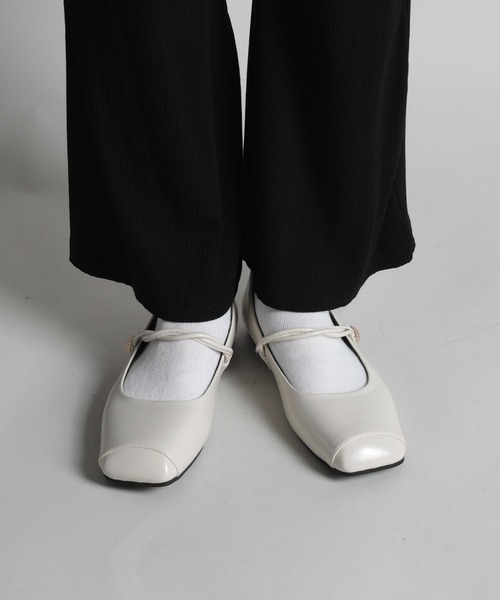 shoes365(シューズスリーシックスファイヴ)の「【shoes365】藤のようなデザインのストラップスクエアトゥフラットシューズ(その他シューズ・レディース・ブラック/オフホワイト/ブラウン・24.5cm/24.0cm/23.5cm/23.0cm/22.5cm/25.0cm)」の9枚目の写真
