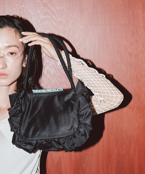 THEATRE PRODUCTS（シアタープロダクツ）の「サテンフリルバッグ（ハンドバッグ・レディース・アイボリー/ブラック・FREE）」の2枚目の写真