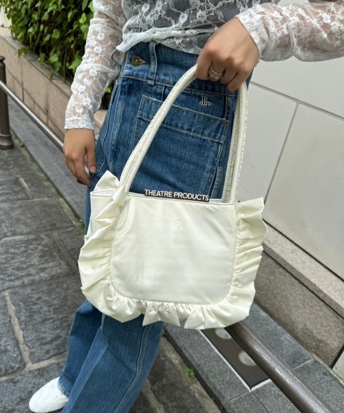 THEATRE PRODUCTS（シアタープロダクツ）の「サテンフリルバッグ（ハンドバッグ・レディース・アイボリー/ブラック・FREE）」の3枚目の写真