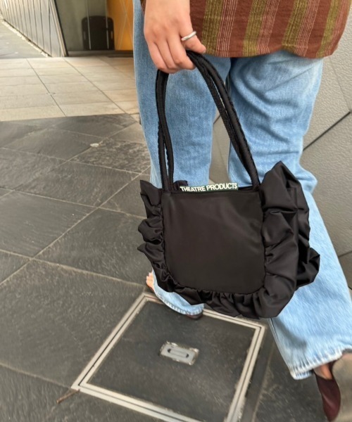 THEATRE PRODUCTS（シアタープロダクツ）の「サテンフリルバッグ（ハンドバッグ・レディース・アイボリー/ブラック・FREE）」の13枚目の写真